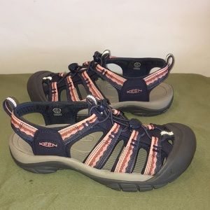 Keen Women’s shoes 8 1/2